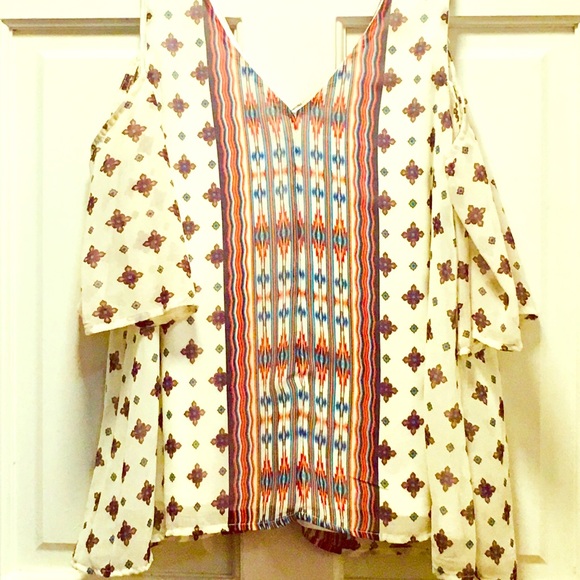 Soulmates SZ M Blouse with shoulders showing. 👚💋 - Picture 1 of 7